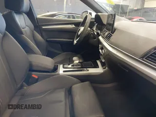 2024 Audi Q5 S line Premium z VIN WA1GAAFY8R2116024, wystawiony jako IAAI lot #41628404 z przebiegiem 4966 mil mil oraz . Historia ofert i sprzedaży dostępna na DreamBid. Obrazek 5.