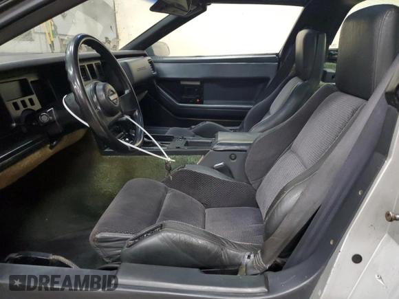 1986 Chevrolet Corvette z VIN 1G1YY0783G5107122, wystawiony jako Copart lot #54137435 z przebiegiem 154 656 mil mil oraz Czysty tytuł • Clean title. Historia ofert i sprzedaży dostępna na DreamBid. Obrazek 7.