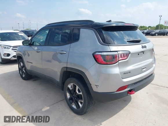 2018 Jeep Compass Trailhawk z VIN 3C4NJDDB5JT451192, wystawiony jako IAAI lot #42378382 z przebiegiem 132 667 mil mil oraz . Historia ofert i sprzedaży dostępna na DreamBid. Obrazek 3.