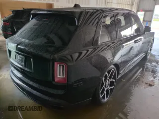2023 Rolls-Royce Cullinan z VIN SLATV4C02PU220042, wystawiony jako Copart lot #73976404 z przebiegiem Nie podano mil oraz Nie do naprawy. Historia ofert i sprzedaży dostępna na DreamBid. Obrazek 3.