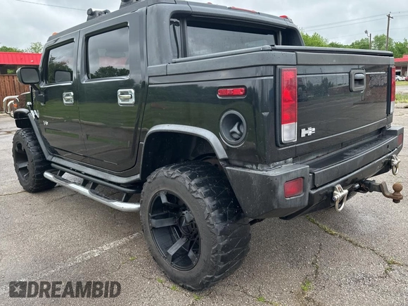 2005 Hummer H2 SUT z VIN 5GRGN22U15H123289, wystawiony jako Copart lot #55254575 z przebiegiem 161 105 mil mil oraz Tytuł czysty. Historia ofert i sprzedaży dostępna na DreamBid. Obrazek 3.
