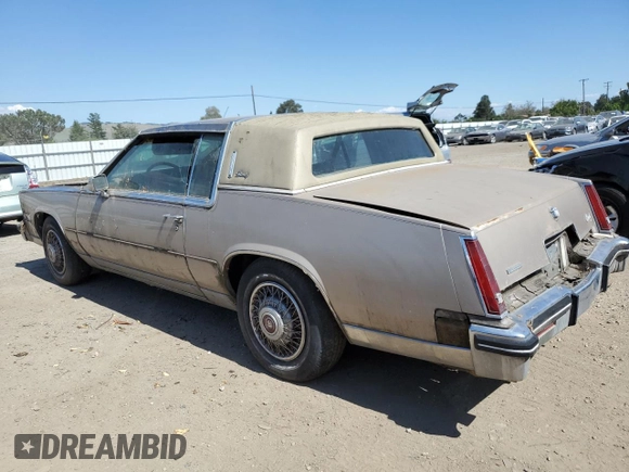 1985 Cadillac Eldorado z VIN 1G6EL578XFE661216, wystawiony jako Copart lot #54606984 z przebiegiem 12 462 mil mil oraz Szkoda całkowita • Salvage title. Historia ofert i sprzedaży dostępna na DreamBid. Obrazek 2.