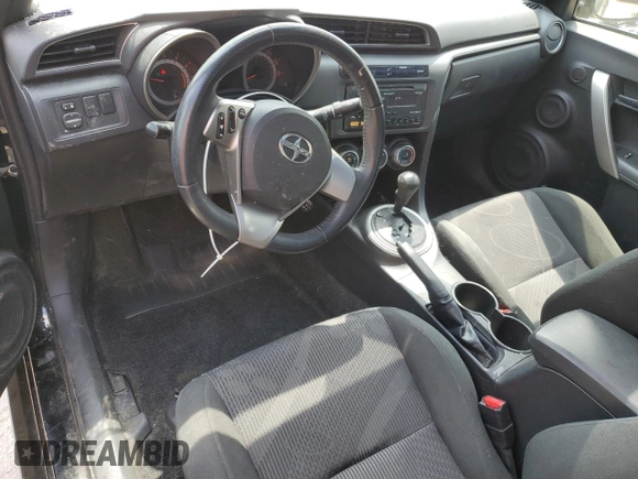 2013 Scion tC z VIN JTKJF5C70D3064576, wystawiony jako Copart lot #56104725 z przebiegiem 83 379 mil mil oraz Szkody całkowita. Historia ofert i sprzedaży dostępna na DreamBid. Obrazek 8.