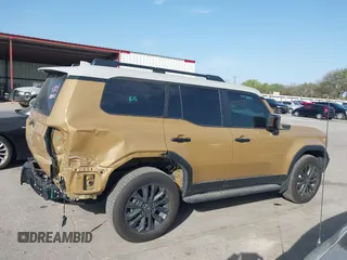 2024 Toyota Land Cruiser z VIN JTEABFAJ9RK012363, wystawiony jako IAAI lot #41859375 z przebiegiem 5 420 mil mil oraz . Historia ofert i sprzedaży dostępna na DreamBid. Obrazek 14.