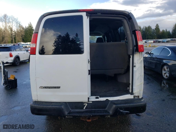 2005 Chevrolet Express Passenger with VIN 1GAHG35U551121466, listed as a Copart auction lot 80658034 with 84,598 mi miles and Salvage Title. Bid and sale history available at carsss.com. Image 6.