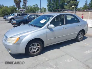 2004 Kia Spectra LX z VIN KNAFE122145036611, wystawiony jako IAAI lot #42490340 z przebiegiem 219 316 mil mil oraz . Historia ofert i sprzedaży dostępna na DreamBid. Obrazek 2.