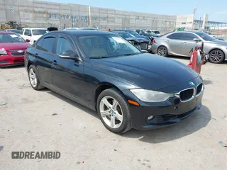2015 BMW 3 Series 328i xDrive z VIN WBA3B3C5XFJ984998, wystawiony jako IAAI lot #42498649 z przebiegiem 186 642 mil mil oraz . Historia ofert i sprzedaży dostępna na DreamBid. Obrazek 1.