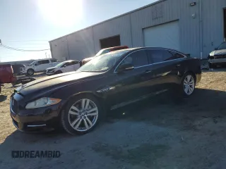 2012 Jaguar XJ XJL z VIN SAJWA2GB2CLV35040, wystawiony jako Copart lot #45682135 z przebiegiem 125 290 mil mil oraz Szkody całkowita. Historia ofert i sprzedaży dostępna na DreamBid. Obrazek 1.