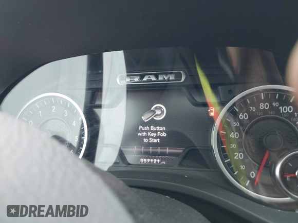 2021 Ram 1500 Big Horn z VIN 1C6RREFT2MN647379, wystawiony jako IAAI lot #42094375 z przebiegiem 57 121 mil mil oraz . Historia ofert i sprzedaży dostępna na DreamBid. Obrazek 7.