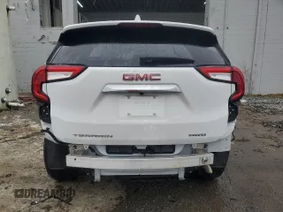 2024 GMC Terrain SLE z VIN 3GKALTEG5RL306490, wystawiony jako Copart lot #61090425 z przebiegiem 27 890 mil mil oraz Czysty tytuł • Clean title. Historia ofert i sprzedaży dostępna na DreamBid. Obrazek 6.