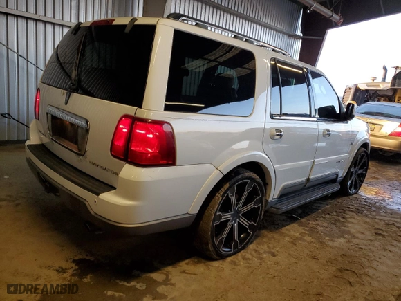2004 Lincoln Navigator Luxury with VIN 5LMFU28R74LJ12806, listed as a Copart auction lot 87106154 with 189,777 mi miles and Clean Title. Bid and sale history available at carsss.com. Image 3.