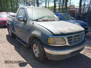 2000 Ford F-150 XL with VIN 1FTZF0722YKB38958, listed as a IAAI auction lot 42050827 with 235,315 mi miles. Bid and sale history available at carsss.com. Image 1.