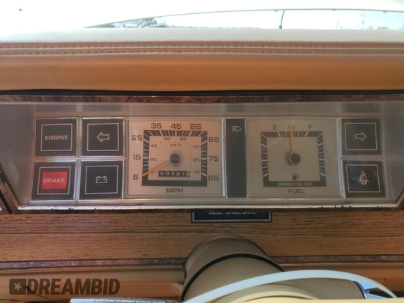 1982 Chrysler LeBaron z VIN 1C3BC45B6CG185348, wystawiony jako Copart lot #47381185 z przebiegiem 69 381 mil mil oraz Tytuł czysty. Historia ofert i sprzedaży dostępna na DreamBid. Obrazek 9.