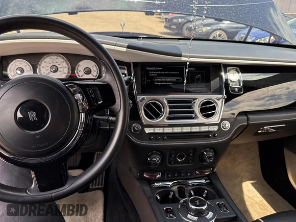 2019 Rolls-Royce Wraith z VIN SCA665C54KUX87311, wystawiony jako Copart lot #52000635 z przebiegiem 14 875 mil mil oraz Tytuł czysty. Historia ofert i sprzedaży dostępna na DreamBid. Obrazek 9.