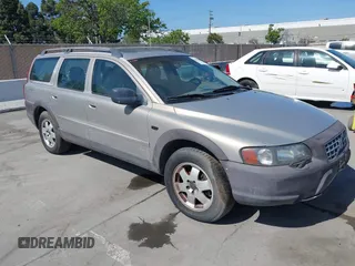 2001 Volvo V70 with VIN YV1SZ58D011023061, listed as a IAAI auction lot 42084689 with 170,688 mi miles. Bid and sale history available at carsss.com. Image 1.