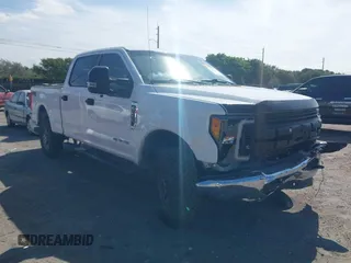 2017 Ford Super Duty F-250 SRW Lariat with VIN 1FT7W2BT2HED84443, listed as a IAAI auction lot 41647802 with 204,334 mi miles. Bid and sale history available at carsss.com. Image 1.