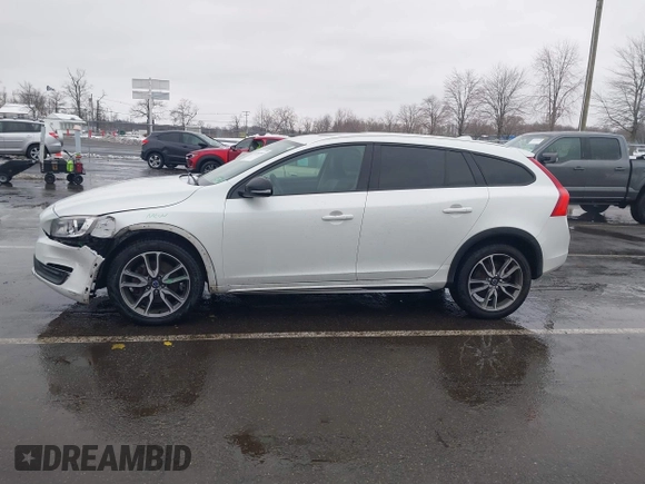 2015 Volvo V60 Cross Country T5 with VIN YV4612HK1F1001764, listed as a IAAI auction lot 41560997 with 69,888 mi miles. Bid and sale history available at carsss.com. Image 14.