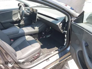 2025 Tesla Model 3 Long Range z VIN 5YJ3E1EBXSF890929, wystawiony jako IAAI lot #42452359 z przebiegiem 2 469 mil mil oraz . Historia ofert i sprzedaży dostępna na DreamBid. Obrazek 5.