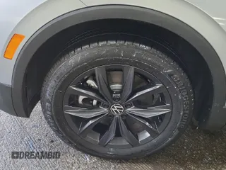 2024 Volkswagen Tiguan SE с VIN 3VV3B7AX9RM106728, выставлен на аукционе IAAI как лот 42845194 с пробегом 23 946 миль миль и . История ставок и продаж доступна на DreamBid. Изображение 45.