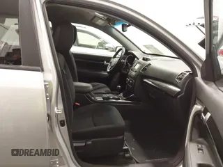 2014 Kia Sorento LX z VIN 5XYKTCA63EG524362, wystawiony jako IAAI lot #42264712 z przebiegiem 99 450 mil mil oraz . Historia ofert i sprzedaży dostępna na DreamBid. Obrazek 5.