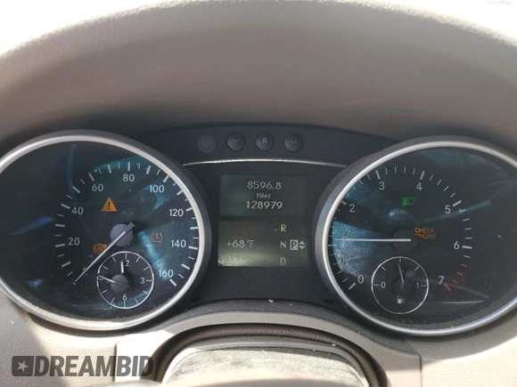 2010 Mercedes-Benz M 350 z VIN 4JGBB8GB8AA572076, wystawiony jako Copart lot #55743115 z przebiegiem 128 979 mil mil oraz Tytuł czysty. Historia ofert i sprzedaży dostępna na DreamBid. Obrazek 9.