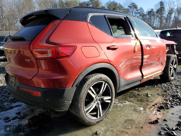 2021 Volvo XC40 R-Design with VIN YV4162UM2M2462305, listed as a Copart auction lot 42974065 with 24,827 mi miles and Salvage Title. Bid and sale history available at carsss.com. Image 3.