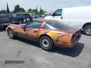 1984 Chevrolet Corvette z VIN 1G1AY0780E5114446, wystawiony jako IAAI lot #42290916 z przebiegiem 57 927 mil mil oraz . Historia ofert i sprzedaży dostępna na DreamBid. Obrazek 3.