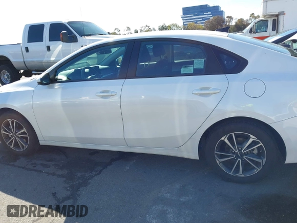 2023 Kia Forte LXS z VIN 3KPF24AD3PE599829, wystawiony jako IAAI lot #41740903 z przebiegiem 20 548 mil mil oraz . Historia ofert i sprzedaży dostępna na DreamBid. Obrazek 14.