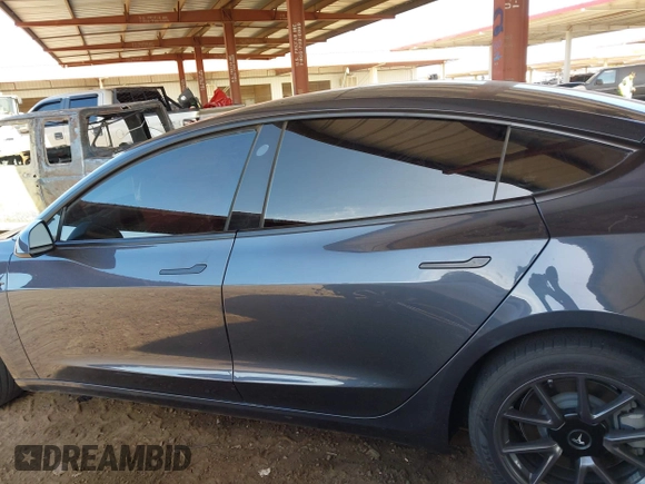 2022 Tesla Model 3 Long Range z VIN 5YJ3E1EB5NF205806, wystawiony jako IAAI lot #42063489 z przebiegiem 63 307 mil mil oraz . Historia ofert i sprzedaży dostępna na DreamBid. Obrazek 14.
