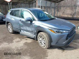 2024 Toyota Corolla Cross LE z VIN 7MUCAABG2RV107500, wystawiony jako IAAI lot #41475855 z przebiegiem 2 644 mil mil oraz . Historia ofert i sprzedaży dostępna na DreamBid. Obrazek 1.
