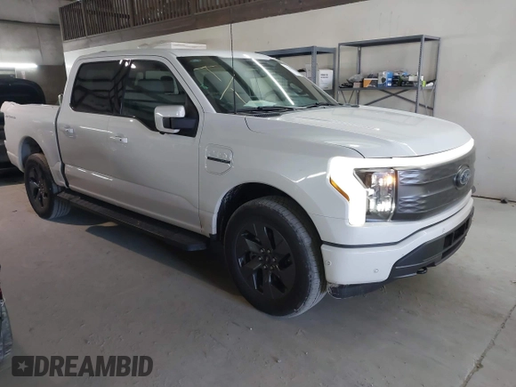 2023 Ford F-150 Lightning Pro z VIN 1FT6W1EV5PWG51022, wystawiony jako IAAI lot #41364481 z przebiegiem 10 989 mil mil oraz . Historia ofert i sprzedaży dostępna na DreamBid. Obrazek 1.