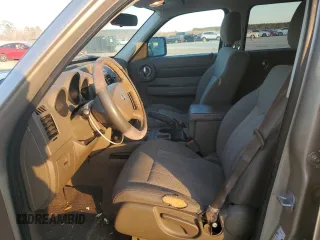 2010 Dodge Nitro SE z VIN 1D4PT2GK0AW104045, wystawiony jako Copart lot #46216635 z przebiegiem 170 533 mil mil oraz Szkody całkowita. Historia ofert i sprzedaży dostępna na DreamBid. Obrazek 7.