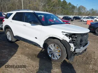 2022 Ford Explorer King Ranch z VIN 1FM5K8LC4NGC02872, wystawiony jako IAAI lot #41890290 z przebiegiem 46 646 mil mil oraz . Historia ofert i sprzedaży dostępna na DreamBid. Obrazek 1.