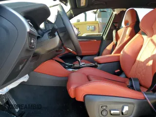 2023 BMW X3 M z VIN 5YM13EC01P9S47089, wystawiony jako Copart lot #70536243 z przebiegiem 3041 mil mil oraz . Historia ofert i sprzedaży dostępna na DreamBid. Obrazek 7.