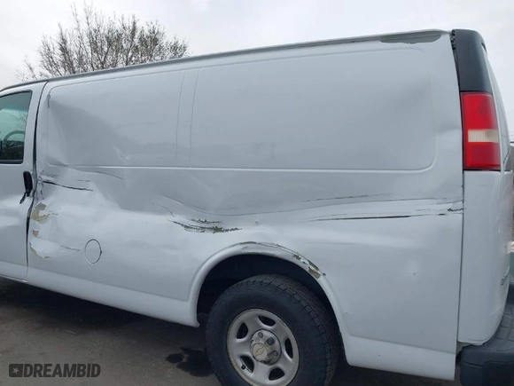 2007 Chevrolet Express Cargo Van with VIN 1GCFG15X671194331, listed as a IAAI auction lot 41900166 with 207,529 mi miles. Bid and sale history available at carsss.com. Image 6.