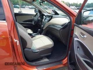 2017 Hyundai Santa Fe 2.4L z VIN 5XYZUDLB1HG463416, wystawiony jako IAAI lot #42546637 z przebiegiem 81 963 mil mil oraz . Historia ofert i sprzedaży dostępna na DreamBid. Obrazek 5.