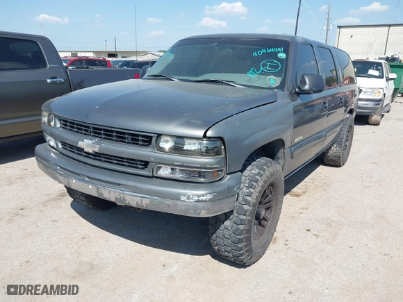 2000 Chevrolet Suburban LS with VIN 3GNEC16T2YG104878, listed as a IAAI auction lot 40464441 with 233,868 mi miles. Bid and sale history available at carsss.com. Image 2.