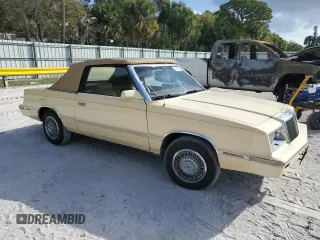1982 Chrysler LeBaron z VIN 1C3BC45B6CG185348, wystawiony jako Copart lot #47381185 z przebiegiem 69 381 mil mil oraz Tytuł czysty. Historia ofert i sprzedaży dostępna na DreamBid. Obrazek 4.