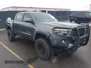 2016 Toyota Tacoma SR5 z VIN 3TMAZ5CN2GM016383, wystawiony jako IAAI lot #41510433 z przebiegiem 148 201 mil mil oraz . Historia ofert i sprzedaży dostępna na DreamBid. Obrazek 1.