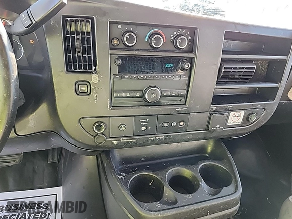 2020 Chevrolet Express Cargo z VIN 1GCWGAFG0L1190607, wystawiony jako IAAI lot #42511180 z przebiegiem 109 103 mil mil oraz . Historia ofert i sprzedaży dostępna na DreamBid. Obrazek 1.