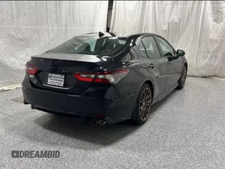2023 Toyota Camry SE z VIN 4T1G11BK3PU075080, wystawiony jako Copart lot #58753195 z przebiegiem 106 506 mil mil oraz Czysty tytuł • Clean title. Historia ofert i sprzedaży dostępna na DreamBid. Obrazek 4.