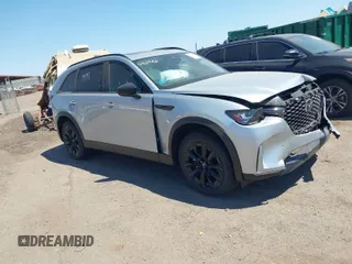 2025 Mazda CX-90 Premium Sport z VIN JM3KKCHD9S1207261, wystawiony jako IAAI lot #41813452 z przebiegiem 5810 mil mil oraz . Historia ofert i sprzedaży dostępna na DreamBid. Obrazek 1.