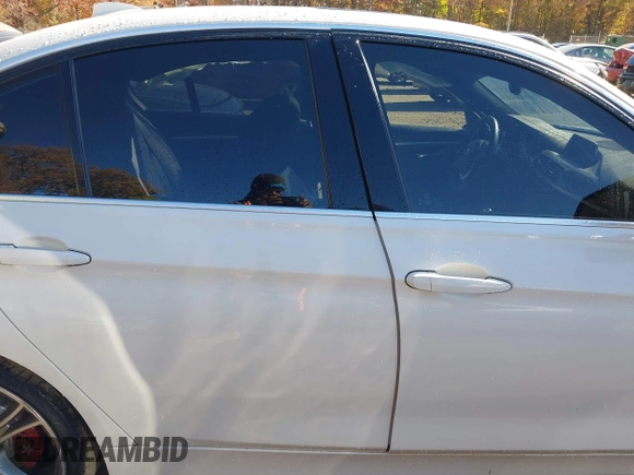 2018 BMW 3 Series 330i xDrive with VIN WBA8D9G54JNU72412, listed as a IAAI auction lot 40660769 with 58,668 mi miles. Bid and sale history available at carsss.com. Image 13.
