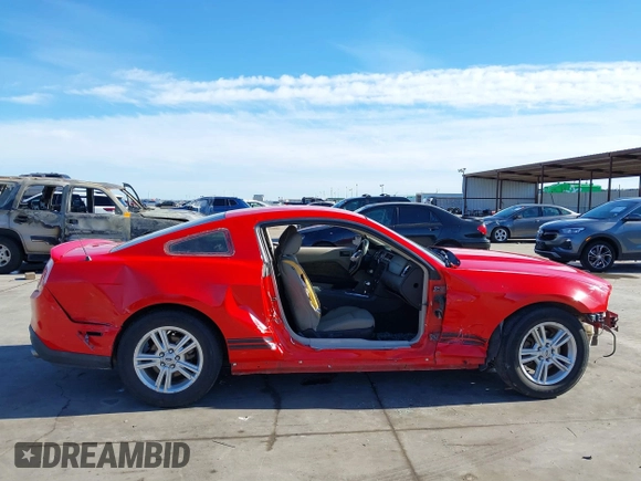 2011 Ford Mustang V6 z VIN 1ZVBP8AM2B5115755, wystawiony jako IAAI lot #41683472 z przebiegiem 183 219 mil mil oraz . Historia ofert i sprzedaży dostępna na DreamBid. Obrazek 14.