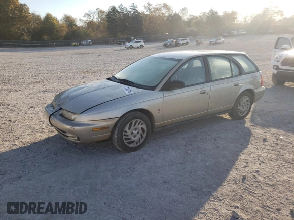 1998 Saturn SW z VIN 1G8ZK8279WZ246084, wystawiony jako Copart lot #77267514 z przebiegiem 143 224 mil mil oraz Czysty tytuł • Clean title. Historia ofert i sprzedaży dostępna na DreamBid. Obrazek 1.