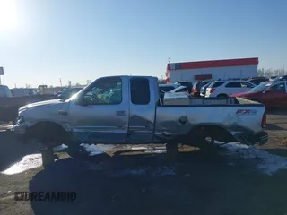 2003 Ford F-150 XL z VIN 1FTRX18W53NA29776, wystawiony jako IAAI lot #41413445 z przebiegiem 231 533 mil mil oraz . Historia ofert i sprzedaży dostępna na DreamBid. Obrazek 14.