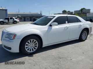 2013 Chrysler 300 z VIN 2C3CCAAG8DH626469, wystawiony jako Copart lot #62140965 z przebiegiem 225 079 mil mil oraz Czysty tytuł • Clean title. Historia ofert i sprzedaży dostępna na DreamBid. Obrazek 1.