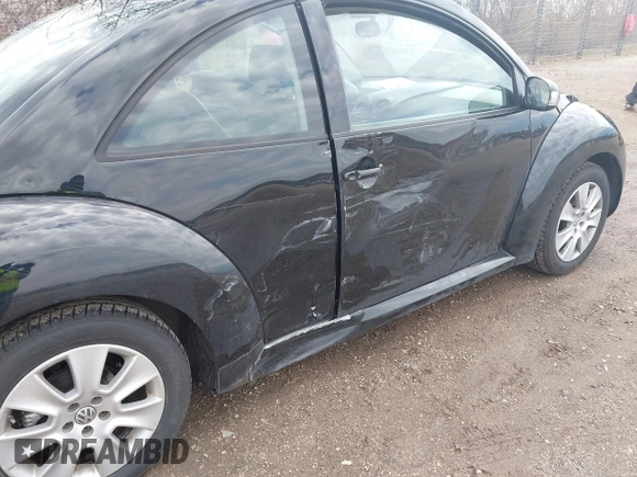 2010 Volkswagen New Beetle Coupe with VIN 3VWPW3AG6AM021330, listed as a IAAI auction lot 42094872 with 124,908 mi miles. Bid and sale history available at carsss.com. Image 12.