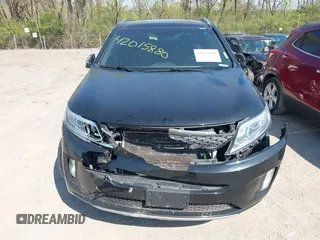 2014 Kia Sorento SX z VIN 5XYKWDA70EG455636, wystawiony jako IAAI lot #42015880 z przebiegiem 211 075 mil mil oraz . Historia ofert i sprzedaży dostępna na DreamBid. Obrazek 12.