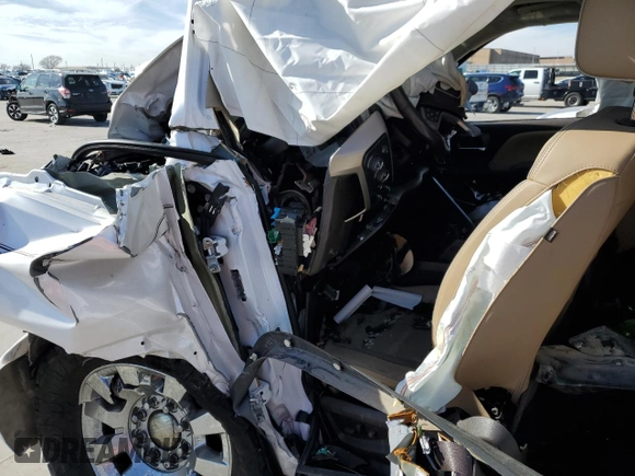 2018 GMC Sierra 2500HD Denali z VIN 1GT12UEYXJF225397, wystawiony jako Copart lot #87736565 z przebiegiem Nie podano mil oraz Nie do naprawy • Non repairable. Historia ofert i sprzedaży dostępna na DreamBid. Obrazek 8.